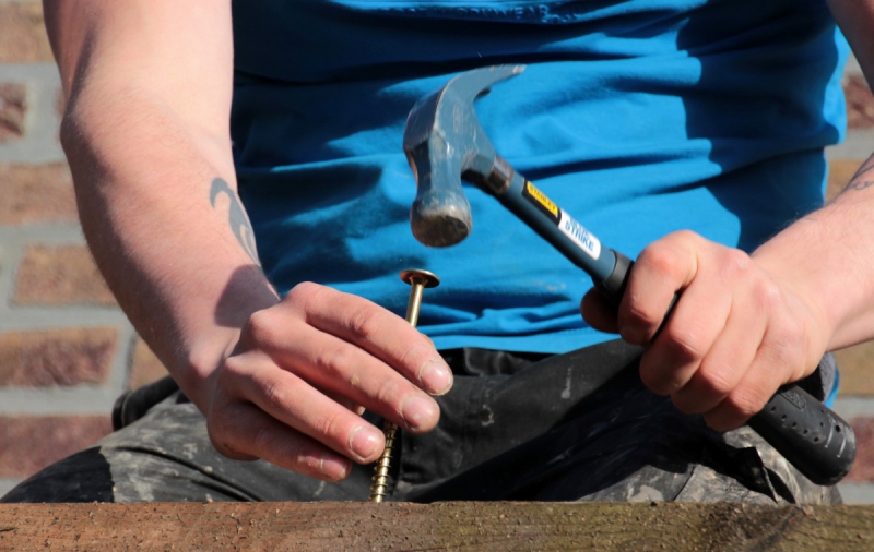 charpentier-BEAUSOLEIL-min_wooden_board_larch_screw_long_screw_hammer_screw_turn_fix_carpenter_work-1412314